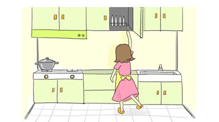 媽媽拿取高處餐盤