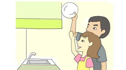 爸爸遞給媽媽餐盤